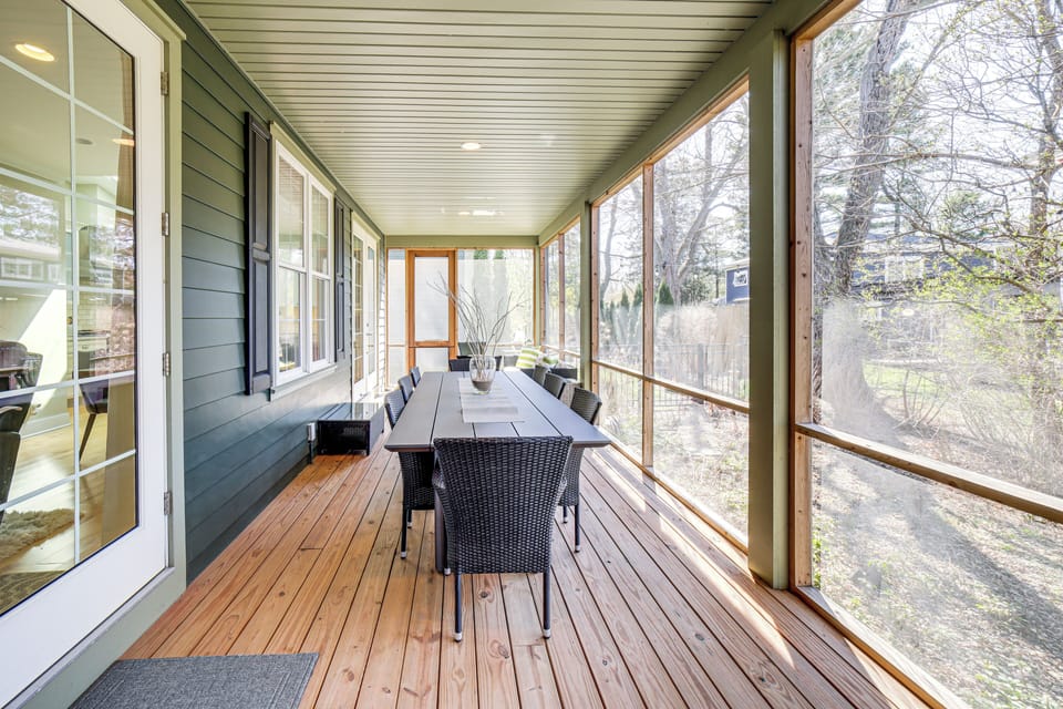 Screened Porch | Dining Area