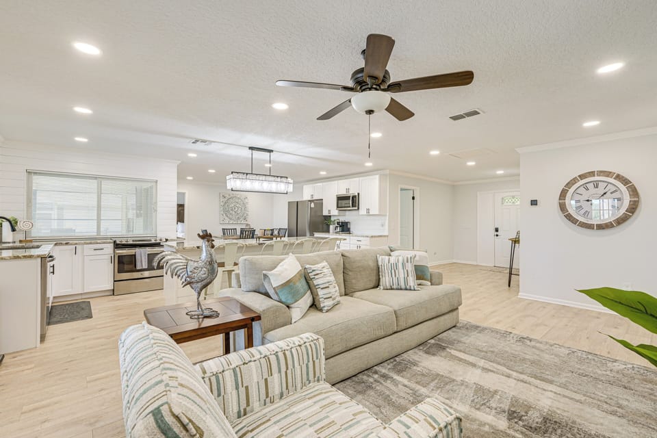 Living Room | Single-Story Home | Free WiFi