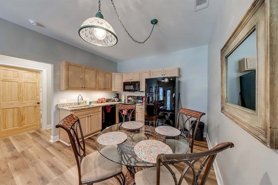 Dining area & kitchen