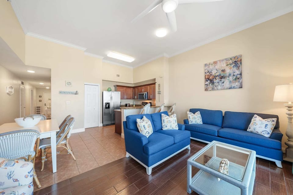 Spacious living/dining area