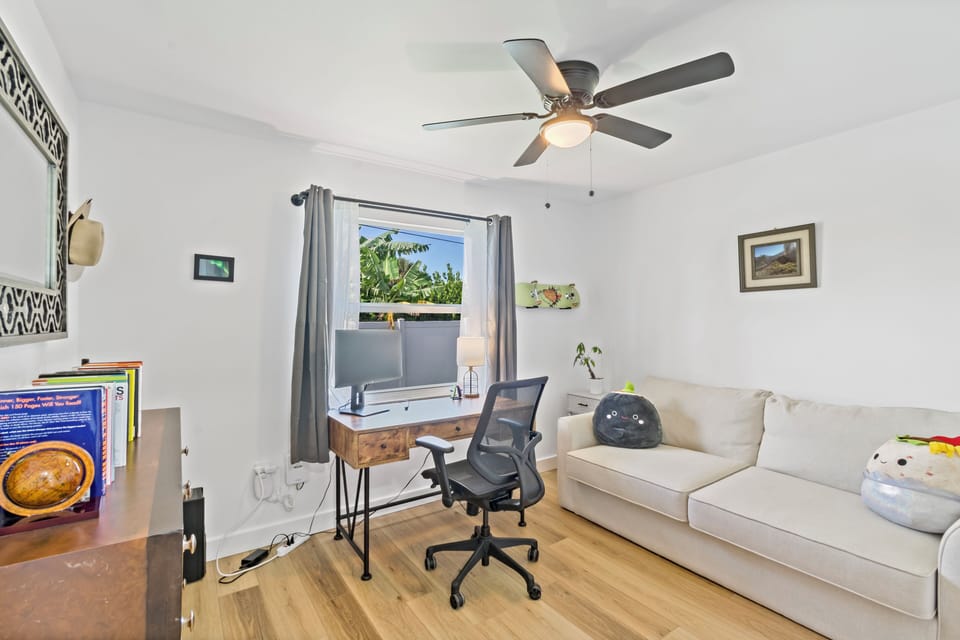 Awesome workspace in 2nd bedroom office. 1GB High speed internet for Remote Work