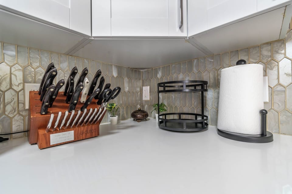 Pots, pans, plates, silverware, kitchen knives & utensils all provided.