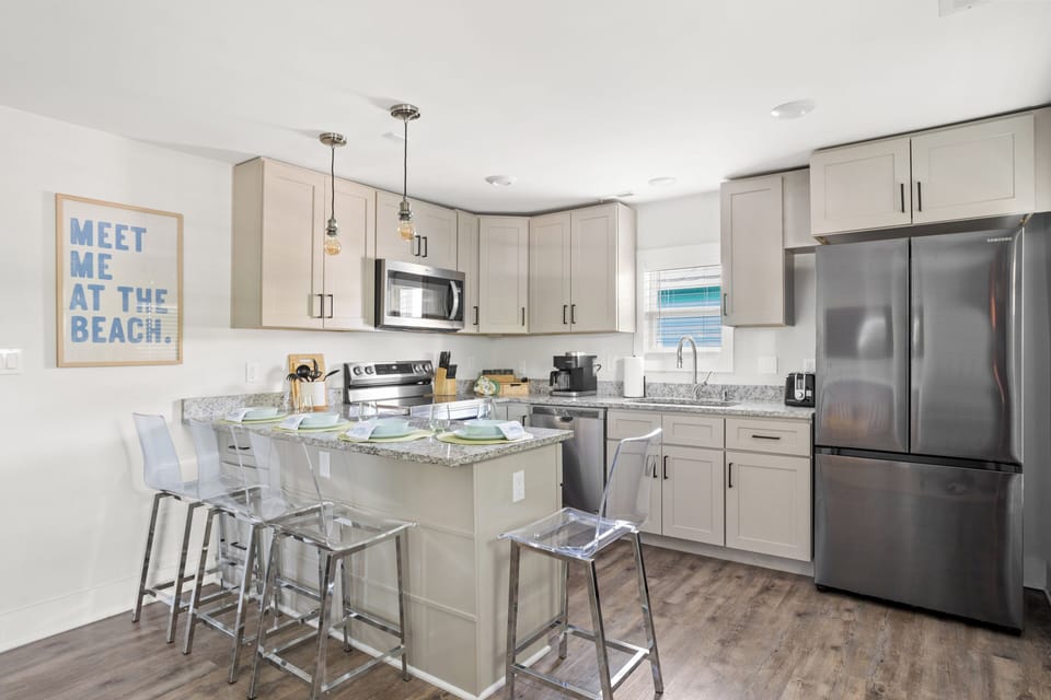 Fully equipped and compact kitchen with kitchen island and seating for 4