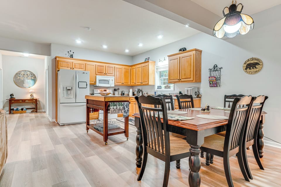 Dining Area | Dishware/Flatware | Free WiFi