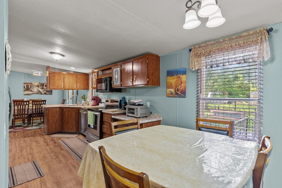 Eat-in kitchen area for more space!