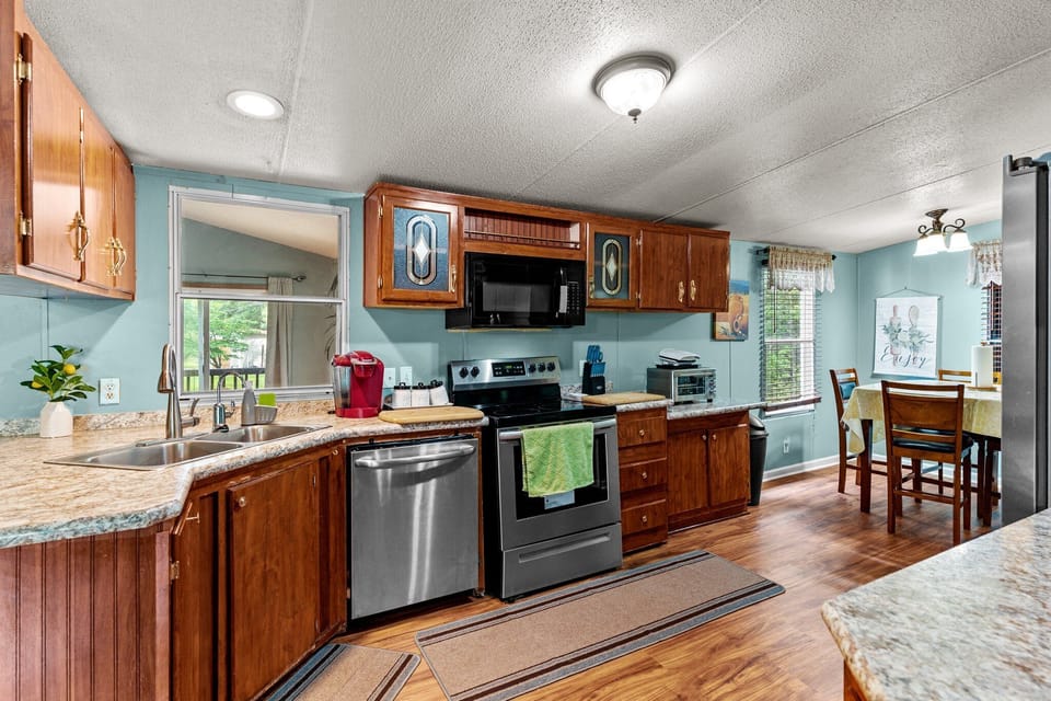 Large kitchen will all you need! 