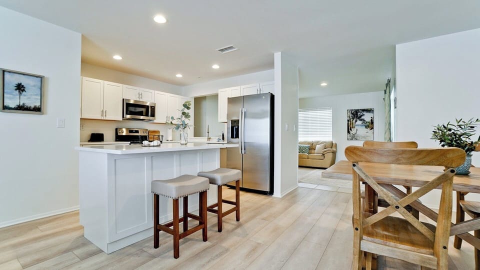 Breakfast Bar/Kitchen
