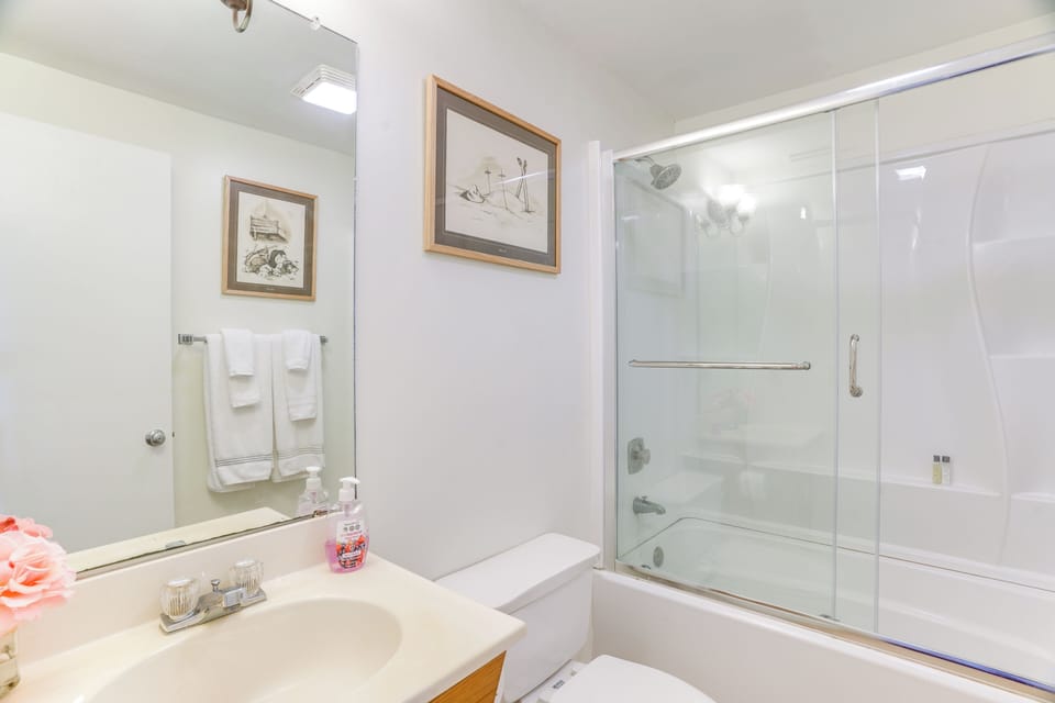 Full Bathroom | Complimentary Toiletries