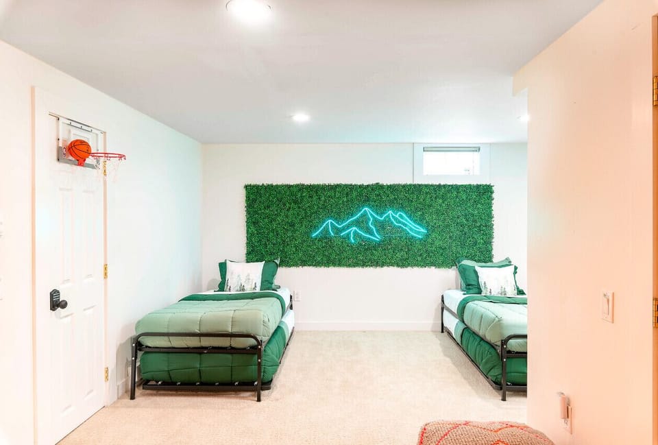 Versatile Sleep Space: Daybed + Trundle Combo