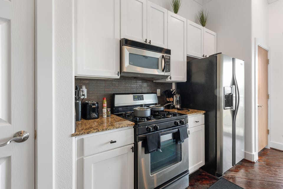 Full kitchen with Stove, Oven, Dishwasher, Fridge, Microwave, Washer/Dryer