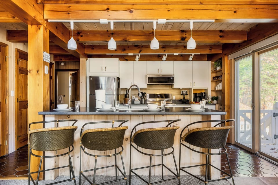 Seating for 4 more at the breakfast bar. 