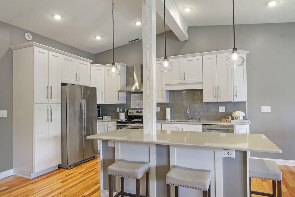 Fully equipped kitchen with island seating