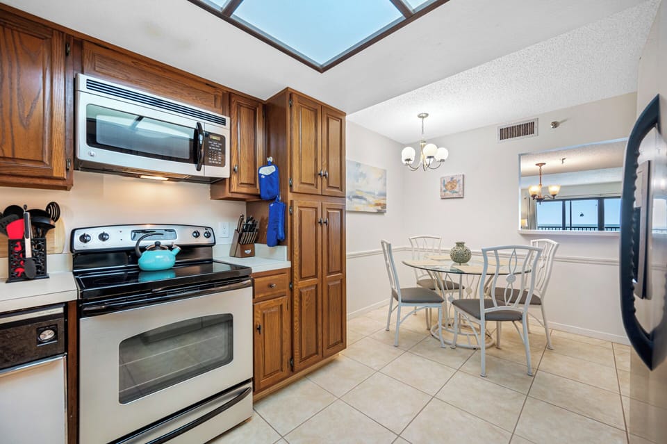 Breakfast nook right off the kitchen