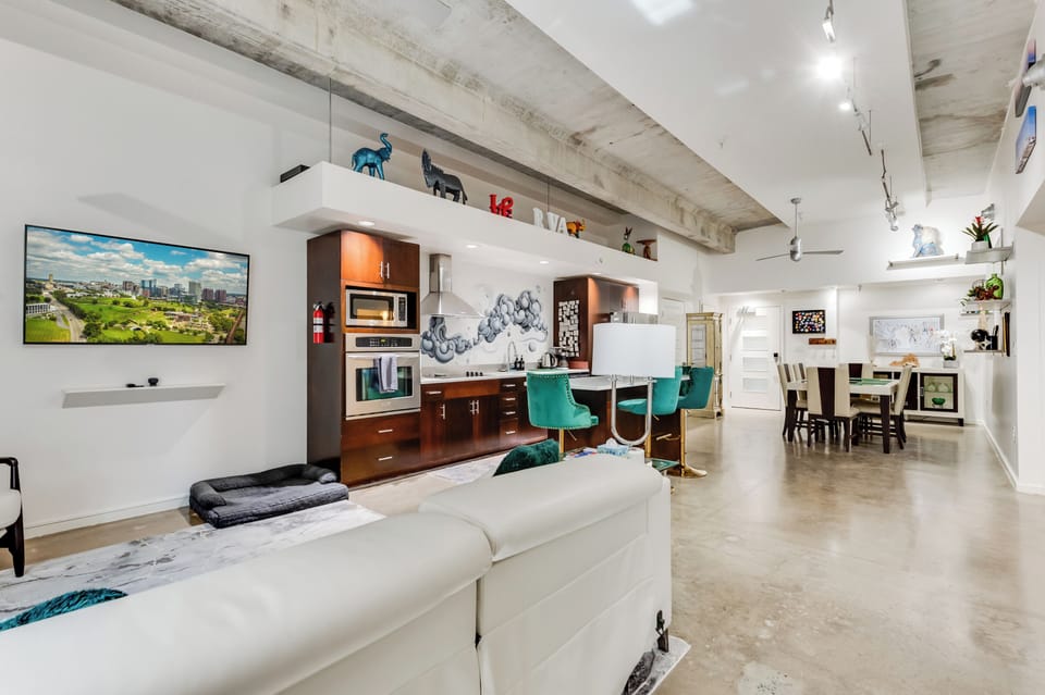 Spacious, bright, modern decor, fun and cozy