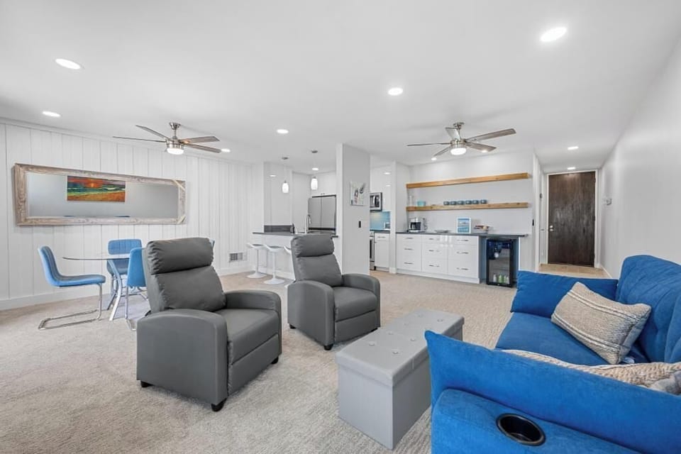 Spacious living room with plenty of seating with 2 comfortable leather recliners