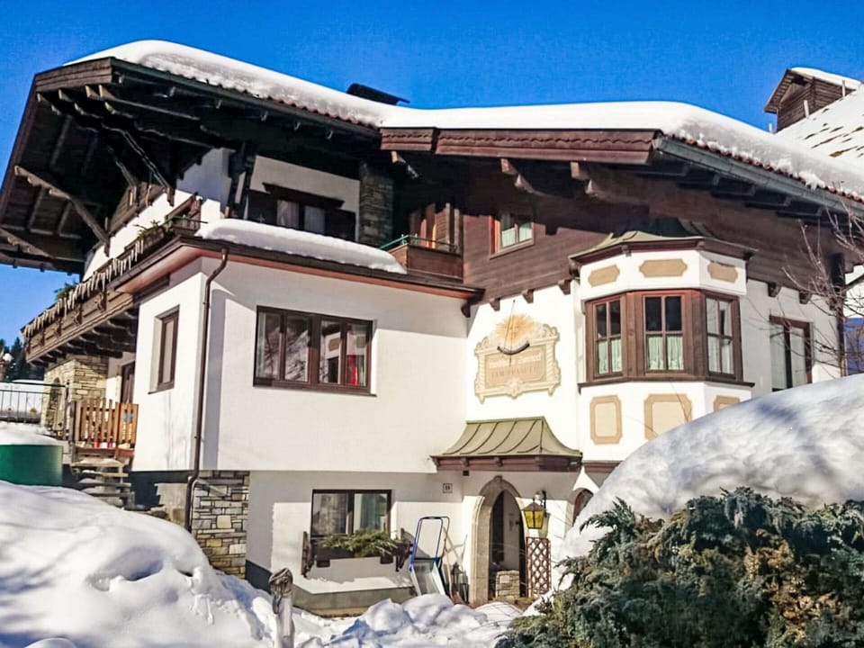 Sky, Window, Building, Snow, House, Plant, Residential Area, Real Estate, Facade, Landscape