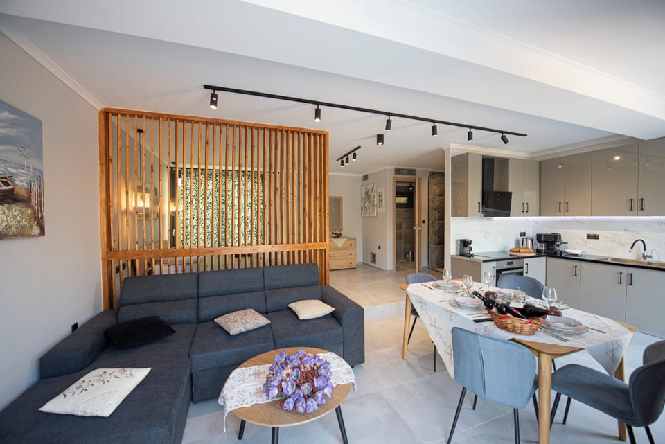 Independent apartment open plan fully equipped kitchen - dining - living area 