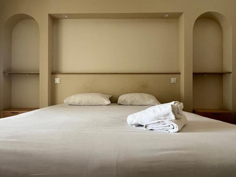 Unit with Queen Bed