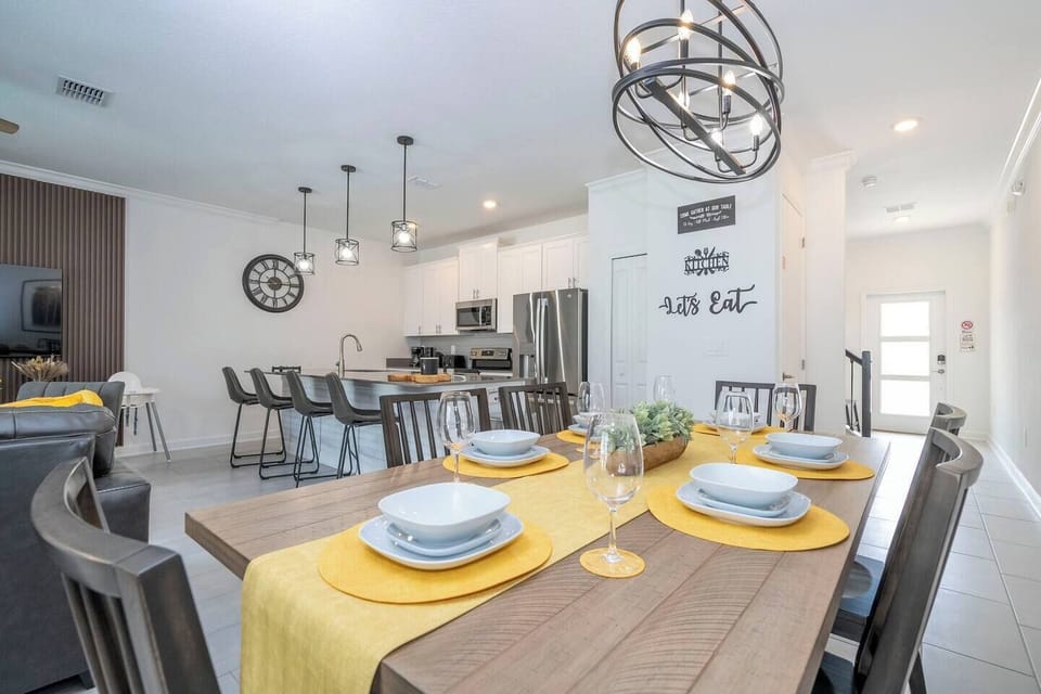 With a rustic and elegant style, our dining area is perfect for quality time with your loved ones