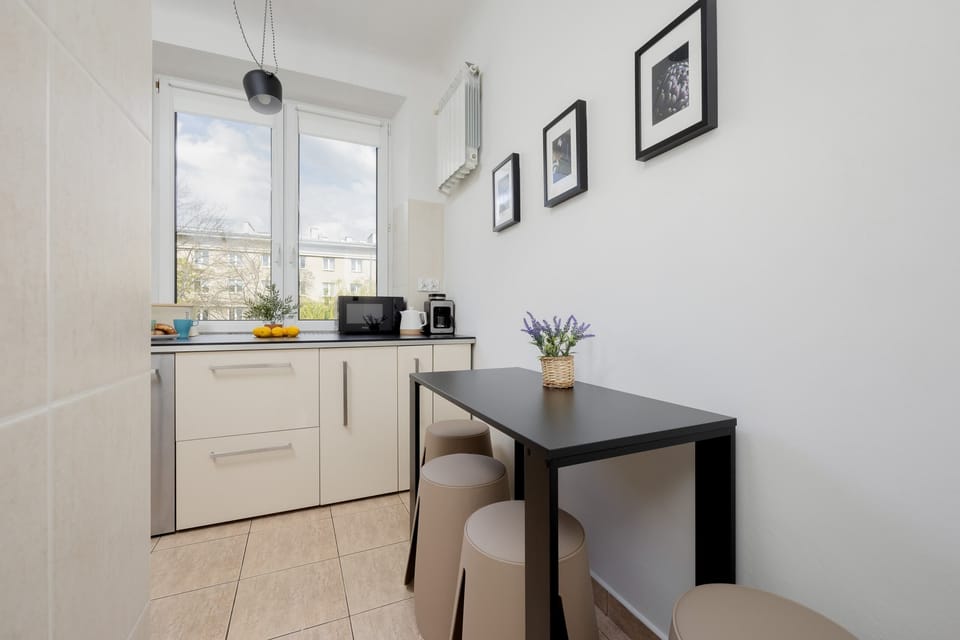 The kitchen, equipped with a wooden table, is ideal for meals with family or friends.