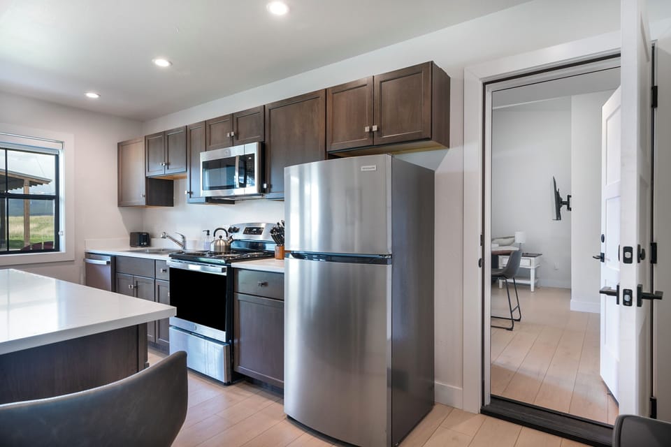 Lockable connecting doors