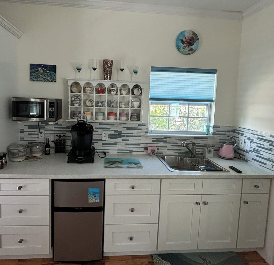 Fully stocked kitchen, complimentary coffee and tea