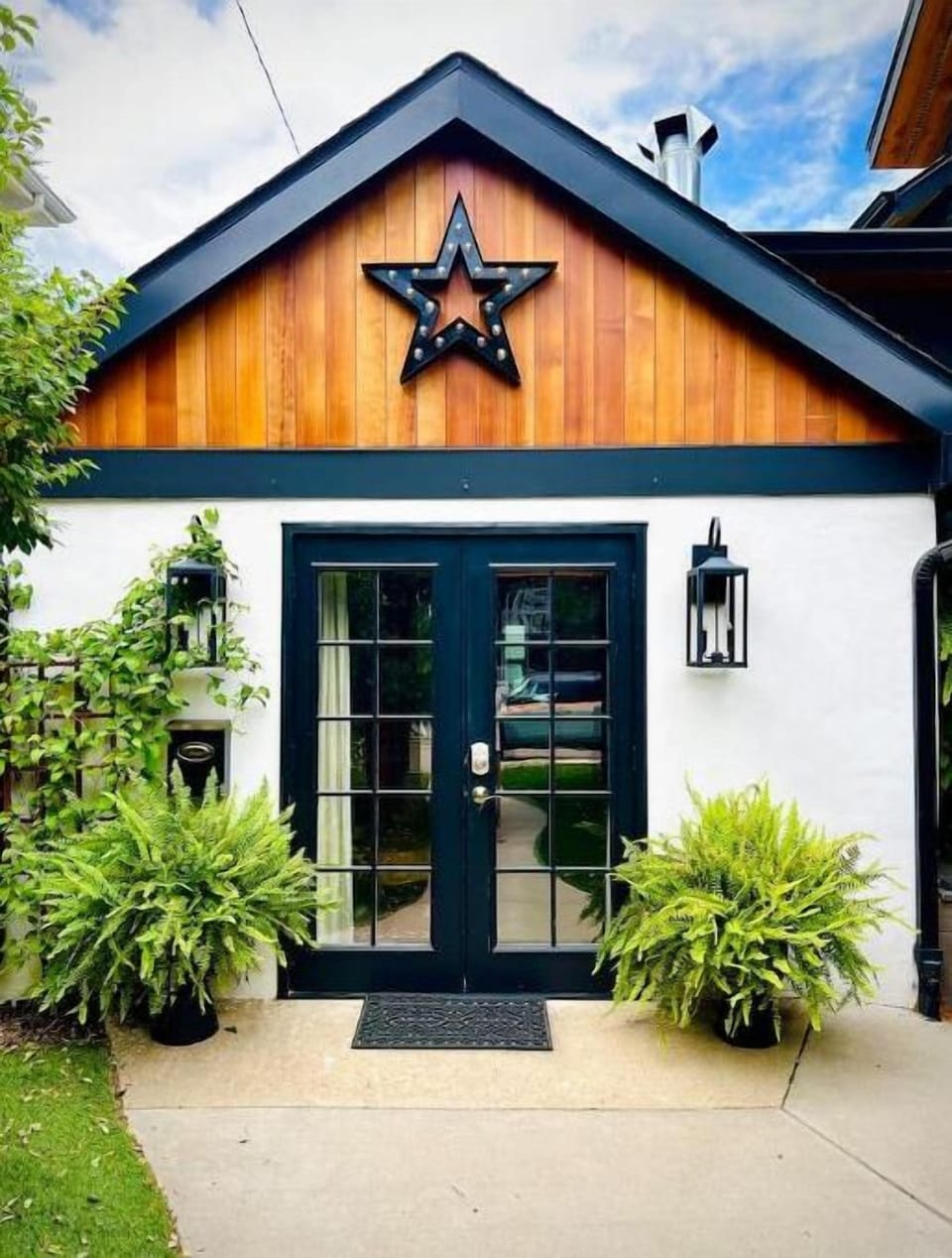 Welcome to the 'Lite Haus', a mid-mod little house