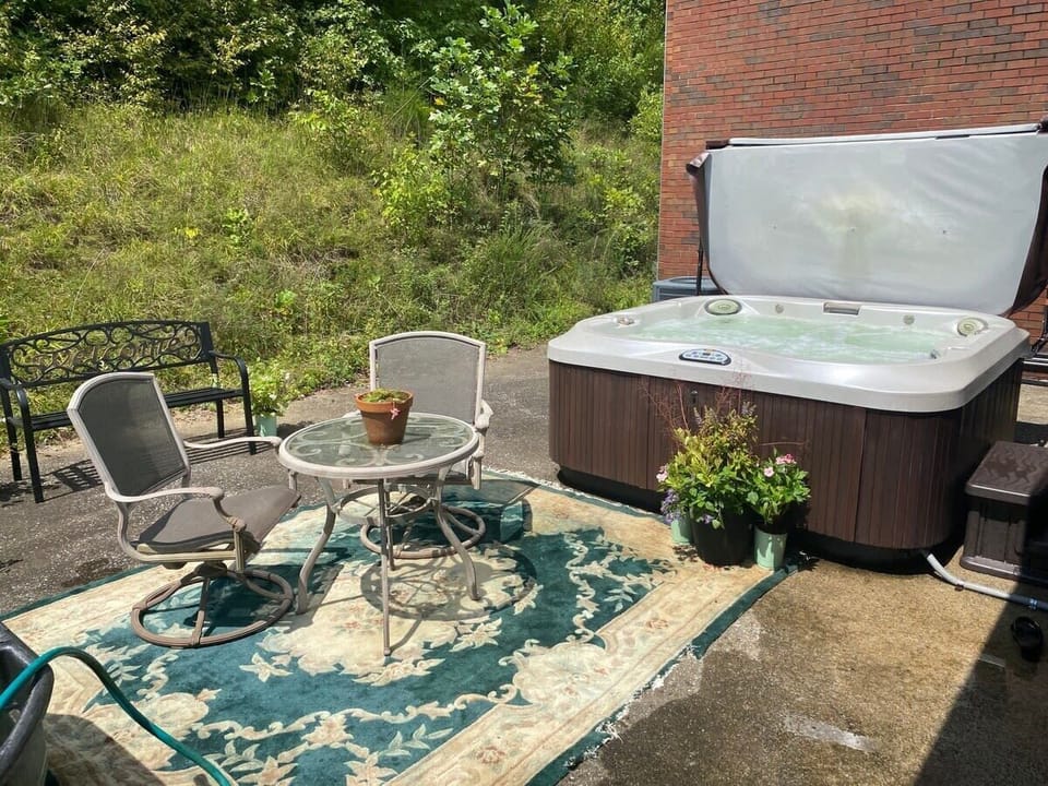 The outside hot tub is available ($50 cleaning and set up fee) if not being rented by the people on the other side of the Lodge.