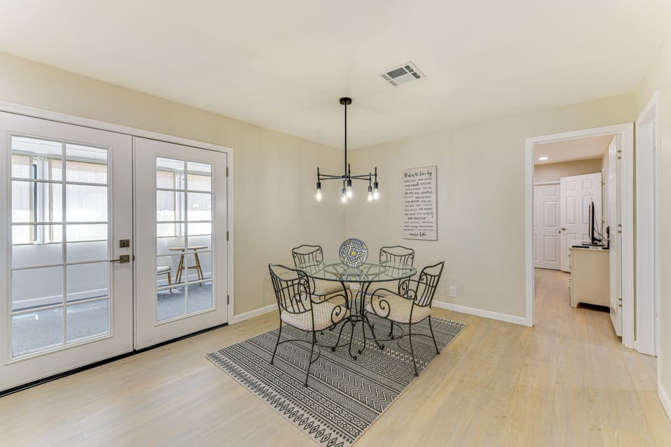 Dining Area | Dishware/Flatware Provided