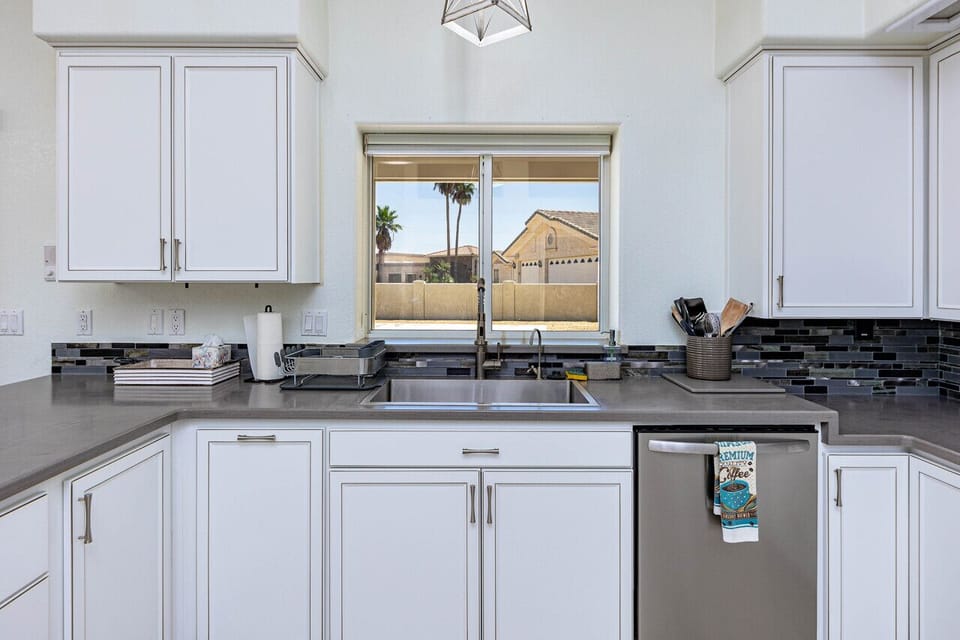Fully stocked kitchen (toaster, blender, keurig coffee maker, utensils, etc)