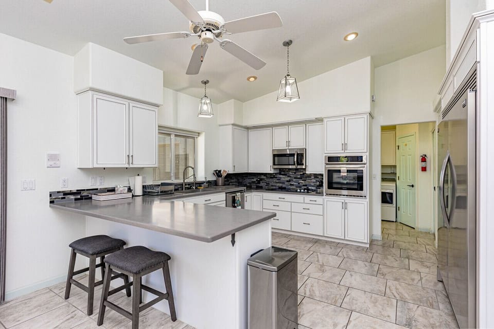 Fully stocked kitchen (toaster, blender, keurig coffee maker, utensils, etc)