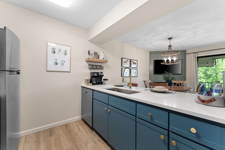Cozy, well-stocked kitchen with ample counter space and all the essentials.