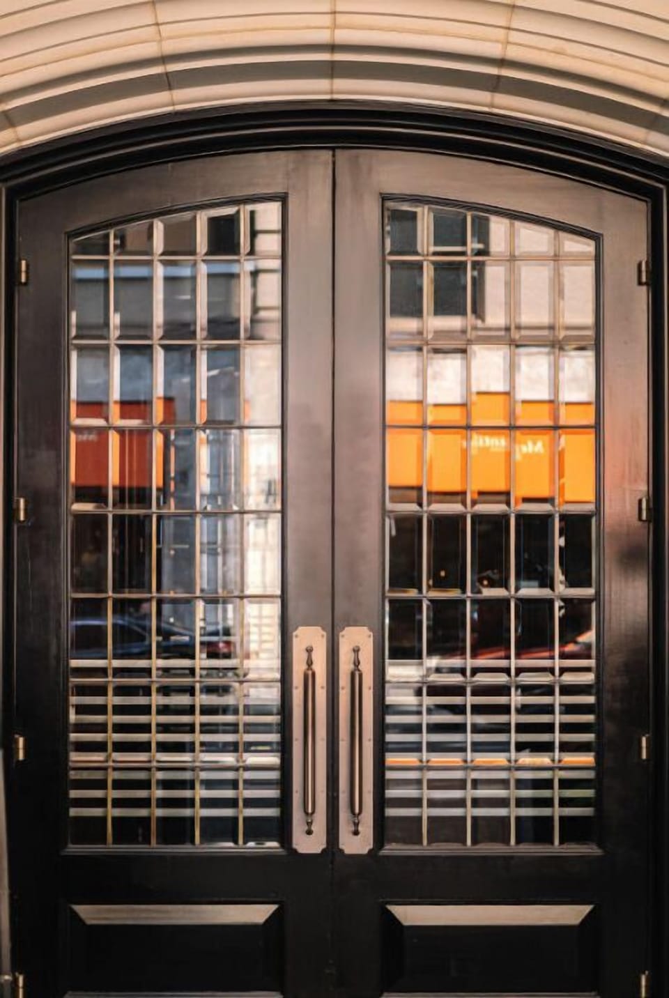 The distinctive entrance of Hotel Dossier, with its classic design, promises a stay that’s as unique as our exterior.