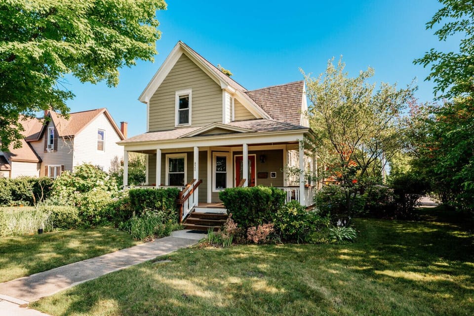 Scenic outdoor view of the inviting property 🌸🌞