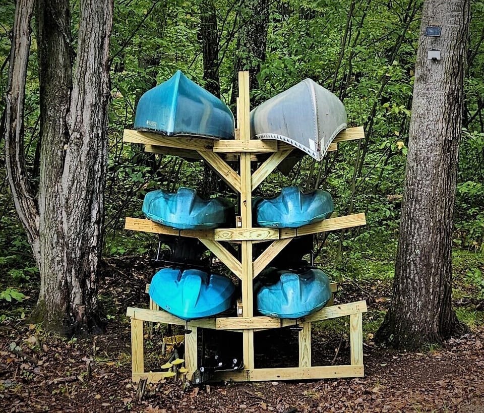 4 kayaks and 2 canoes for leisurely cruising or fishing.