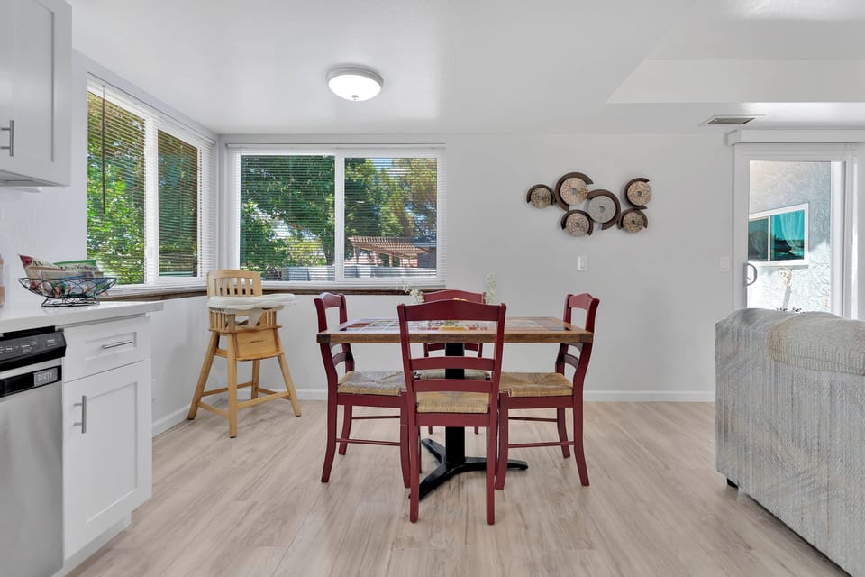 Di.ning area with hi-chair