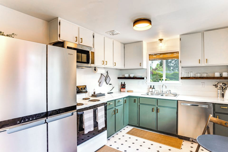 Kitchen | Microwave | Breakfast Table