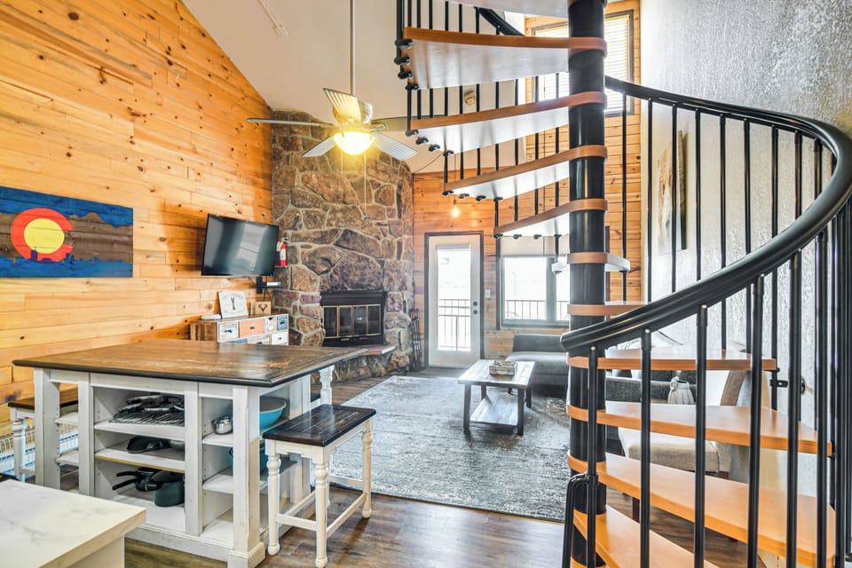 Living Room | 1st Floor | Free WiFi | Fireplace | Community Amenities