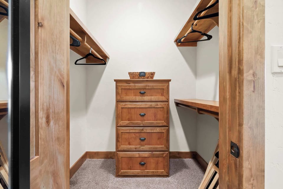 Bedroom 4 Closet