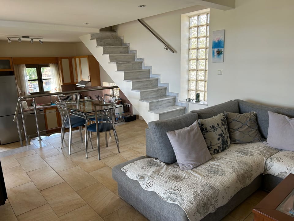 Open plan lounge, dining area and kitchen 