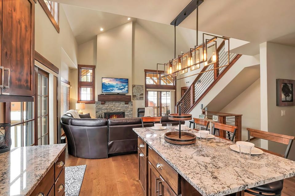 Vaulted ceilings and big windows bring the mountains right into the living room.
