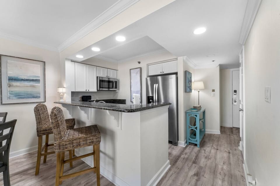 Eat-in Kitchen