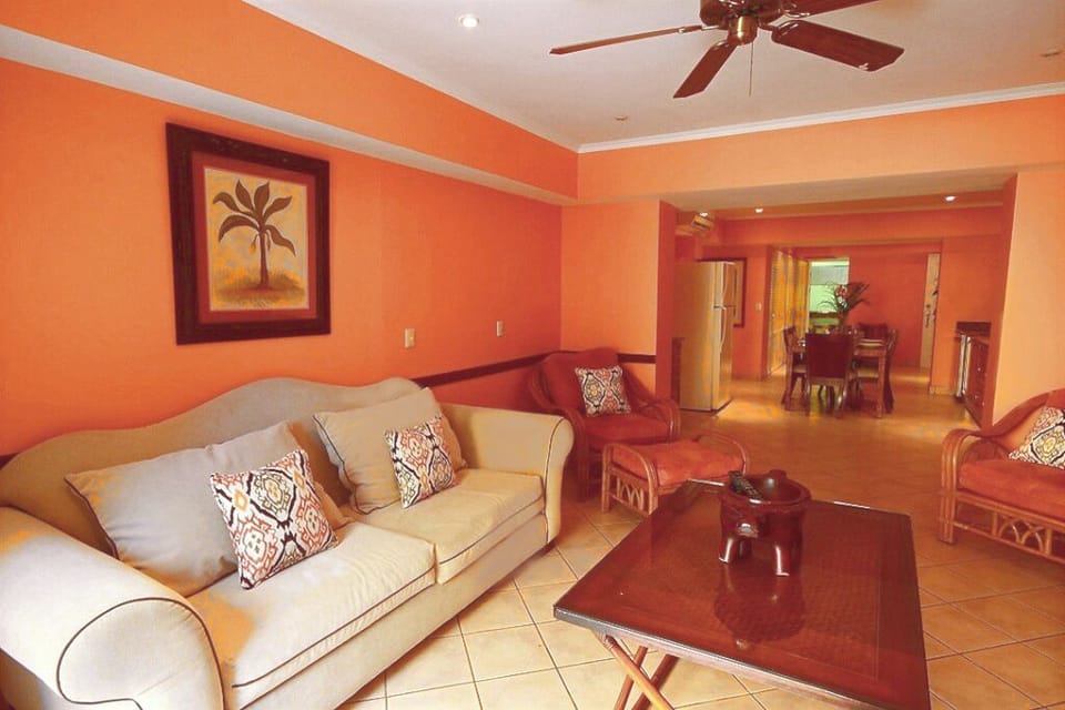 Featuring natural light that fills the entire space, relax comfortably in central AC.