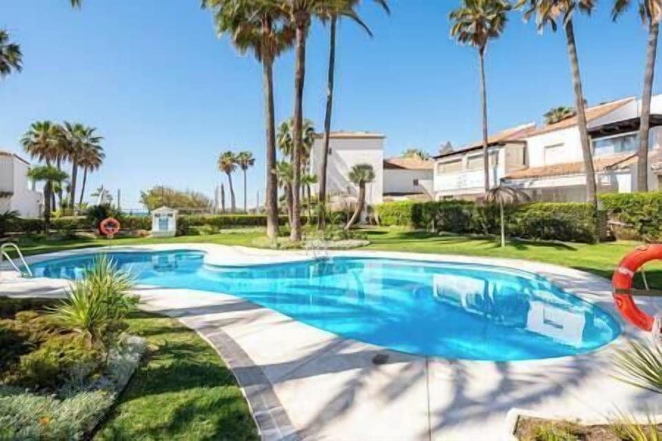 The urbanisation offers a communal swimming pool, surrounded by a beautiful green space. (1)
