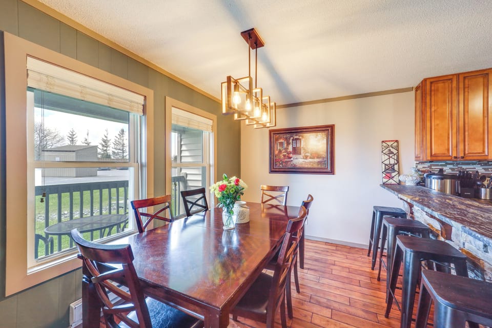 Dining Table | Dishware & Flatware