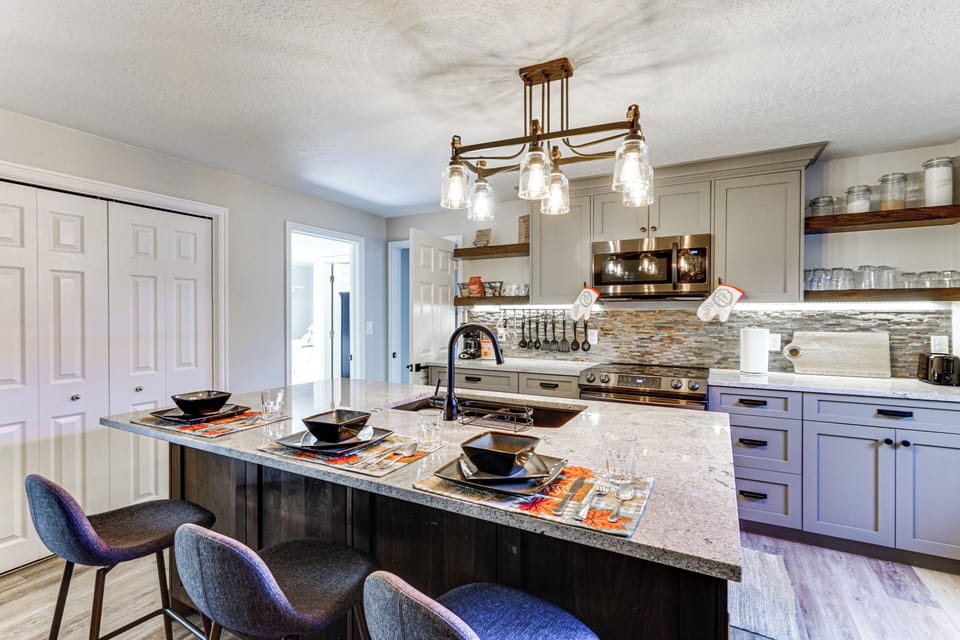 Dining Area | Dishware & Flatware Provided | Central A/C & Heat