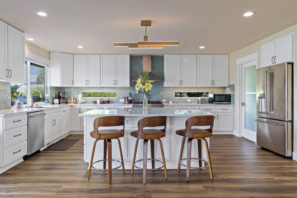 Fully equipped kitchen for all meals! Enjoy a snack or a hot cocoa at the bar.