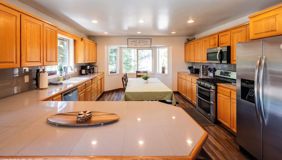 Fully equipped kitchen with an additional dining table