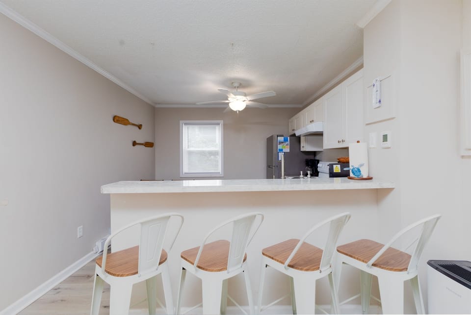 Seating for 4 at the bar top