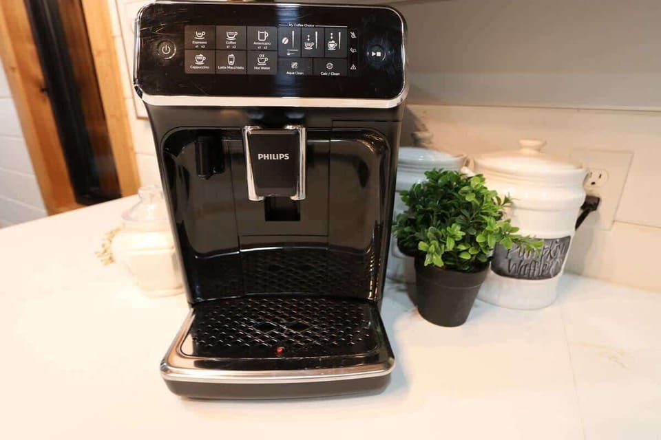 Top of the line coffee espresso and coffee machine for coffee brewing, pancakes sizzling, bacon popping… This kitchen is the heart of the home, where mornings are made golden and bellies get happy. 